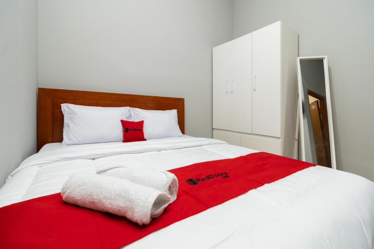 Reddoorz Near Rs Sari Asih Cipondoh Hotel Tangerang Bagian luar foto